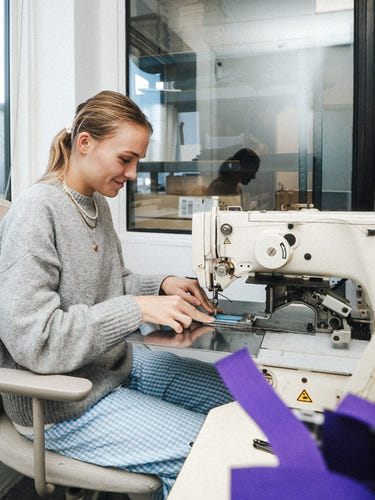 Medarbejder syr StrapIt og HookIt i MakeIts danske produktion