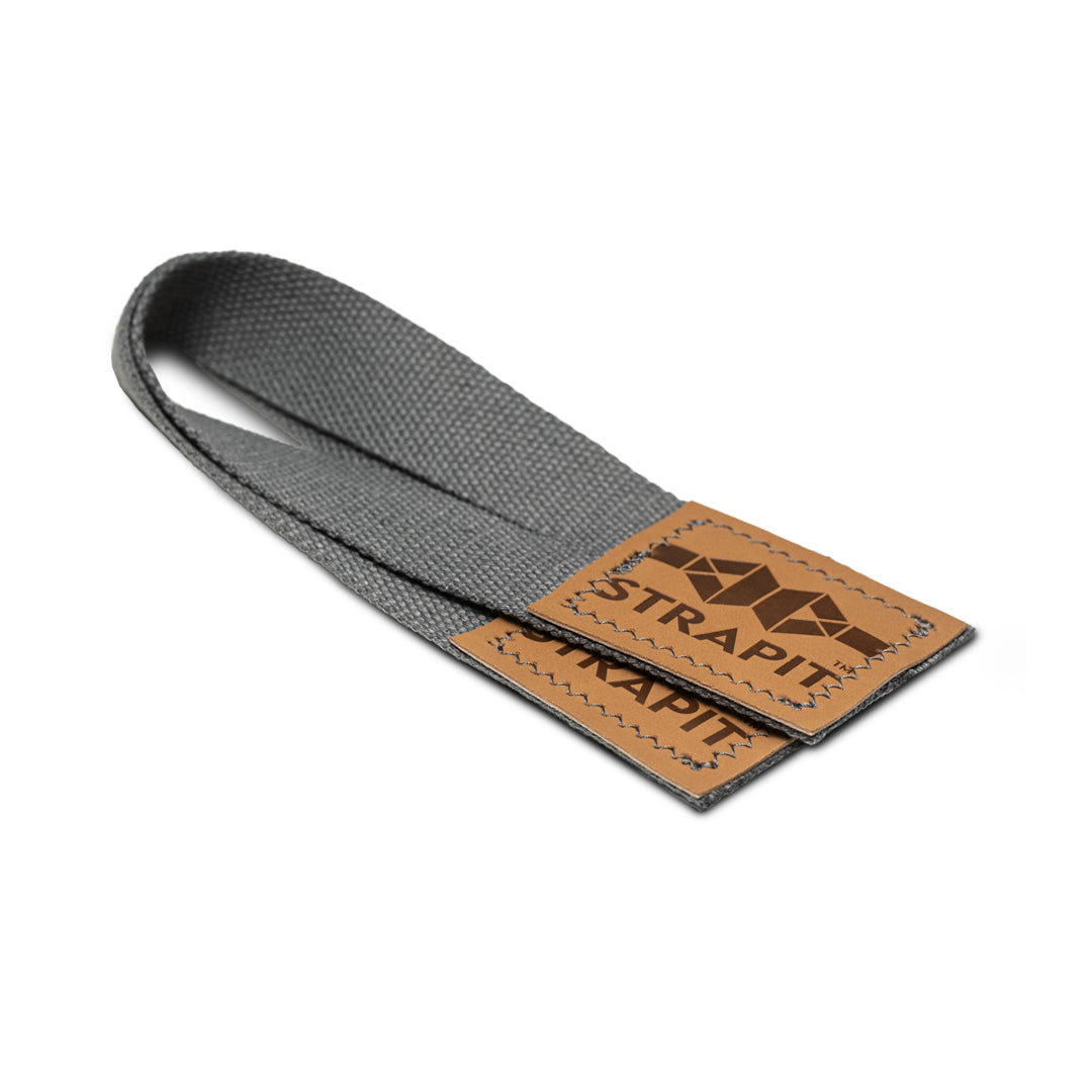 StrapIt Lifting Straps er det ultimative valg til dig, der vil maksimere din styrke og løfteevne. Disse stropper hjælper med at tage trykket af dine hænder og underarme under tunge løft, så du kan fokusere på teknikken og undgå træthed i grebet. Uanset om du træner dødløft, rows eller shrugs, giver StrapIt Lifting Straps dig den nødvendige støtte til at løfte tungere og længere.