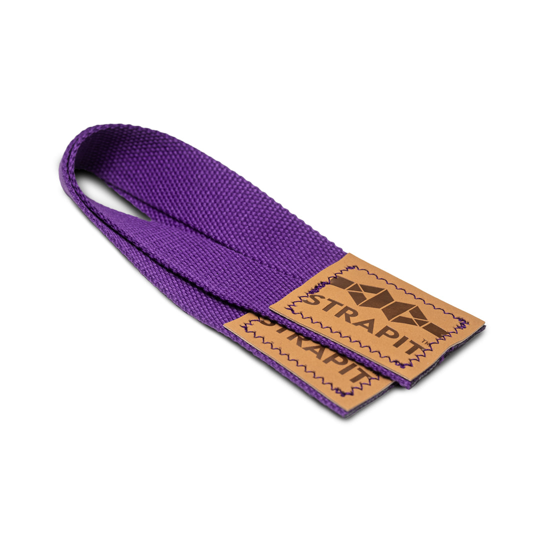 StrapIt Lifting Straps er det ultimative valg til dig, der vil maksimere din styrke og løfteevne. Disse stropper hjælper med at tage trykket af dine hænder og underarme under tunge løft, så du kan fokusere på teknikken og undgå træthed i grebet. Uanset om du træner dødløft, rows eller shrugs, giver StrapIt Lifting Straps dig den nødvendige støtte til at løfte tungere og længere.