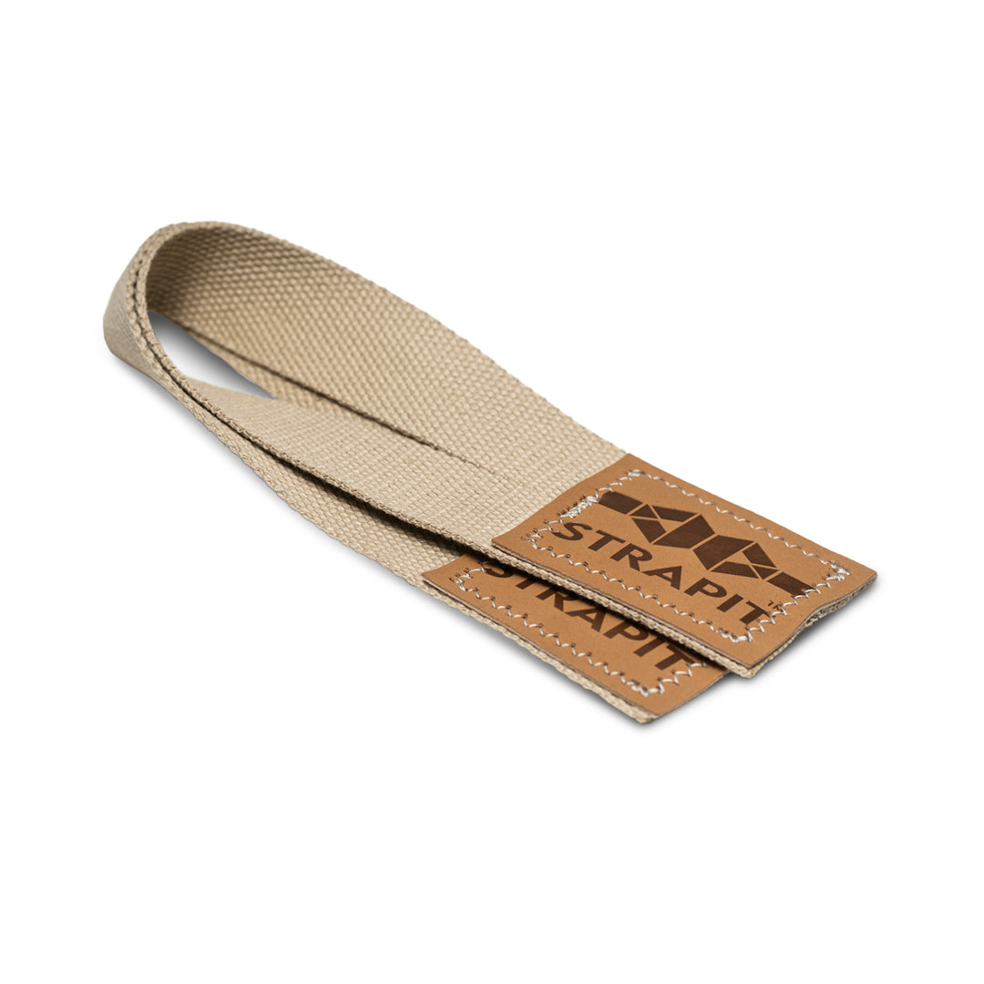 StrapIt Lifting Straps er det ultimative valg til dig, der vil maksimere din styrke og løfteevne. Disse stropper hjælper med at tage trykket af dine hænder og underarme under tunge løft, så du kan fokusere på teknikken og undgå træthed i grebet. Uanset om du træner dødløft, rows eller shrugs, giver StrapIt Lifting Straps dig den nødvendige støtte til at løfte tungere og længere.