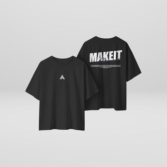 Oversized t-shirt i sort fra MakeIt på lysegrå baggrund