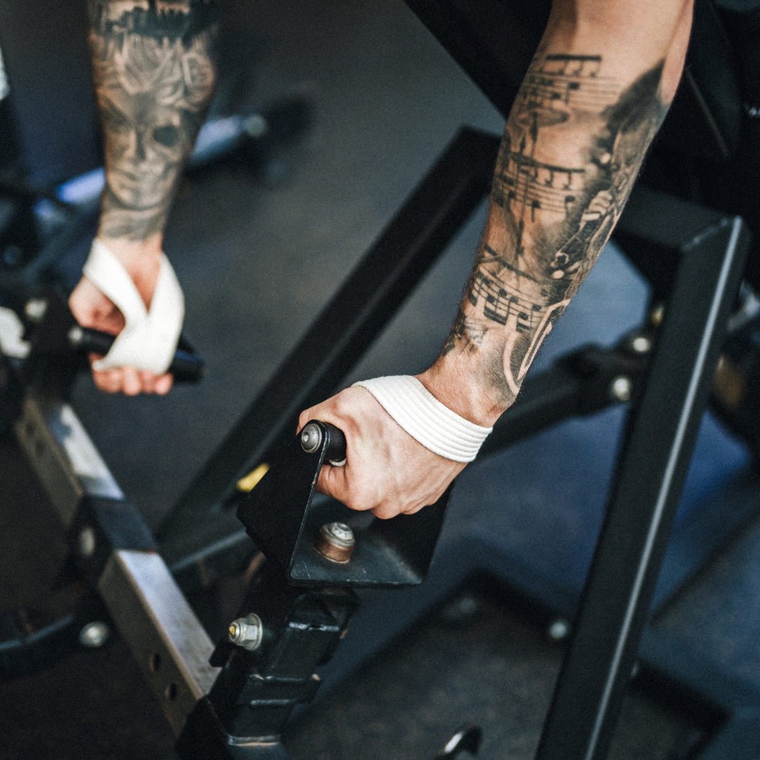 StrapIt Lifting Straps er det ultimative valg til dig, der vil maksimere din styrke og løfteevne. Disse stropper hjælper med at tage trykket af dine hænder og underarme under tunge løft, så du kan fokusere på teknikken og undgå træthed i grebet. Uanset om du træner dødløft, rows eller shrugs, giver StrapIt Lifting Straps dig den nødvendige støtte til at løfte tungere og længere.