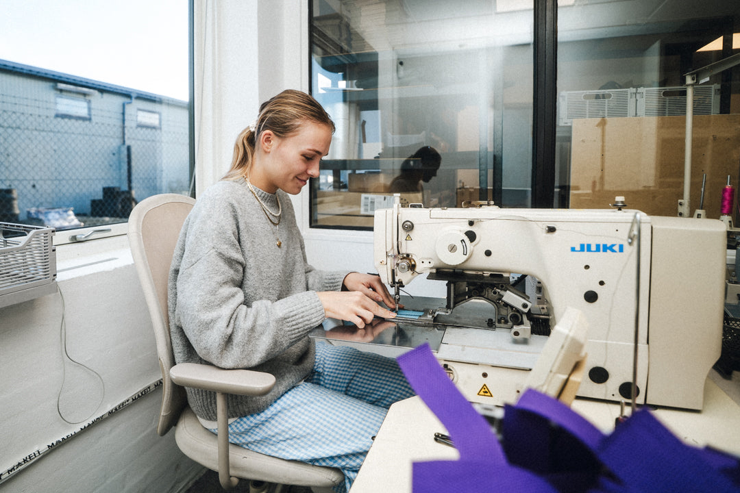 Medarbejder syr StrapIt og HookIt i MakeIts danske produktion