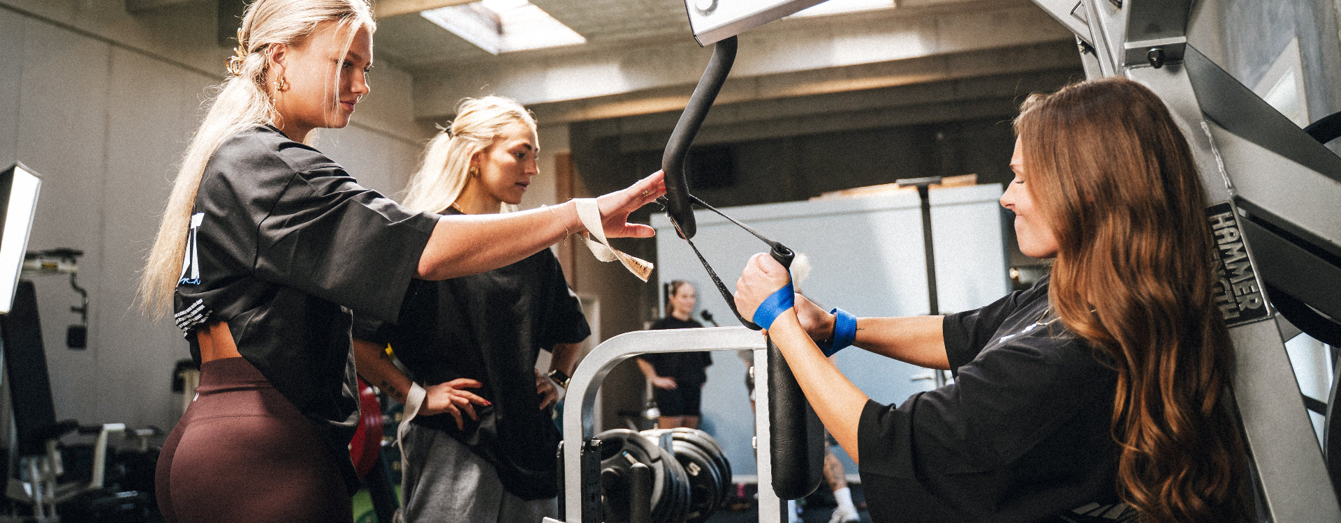 Atlet træner med StrapIt lifting straps produceret i Danmark