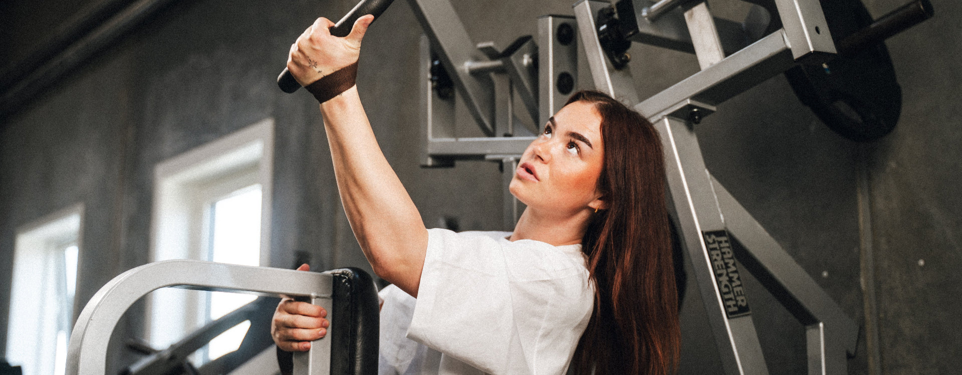 Styrketræning i fitnesscenter med løftestropper, wrist wraps og ankelstropper – forbedret greb, performance og dansk produceret træningsudstyr