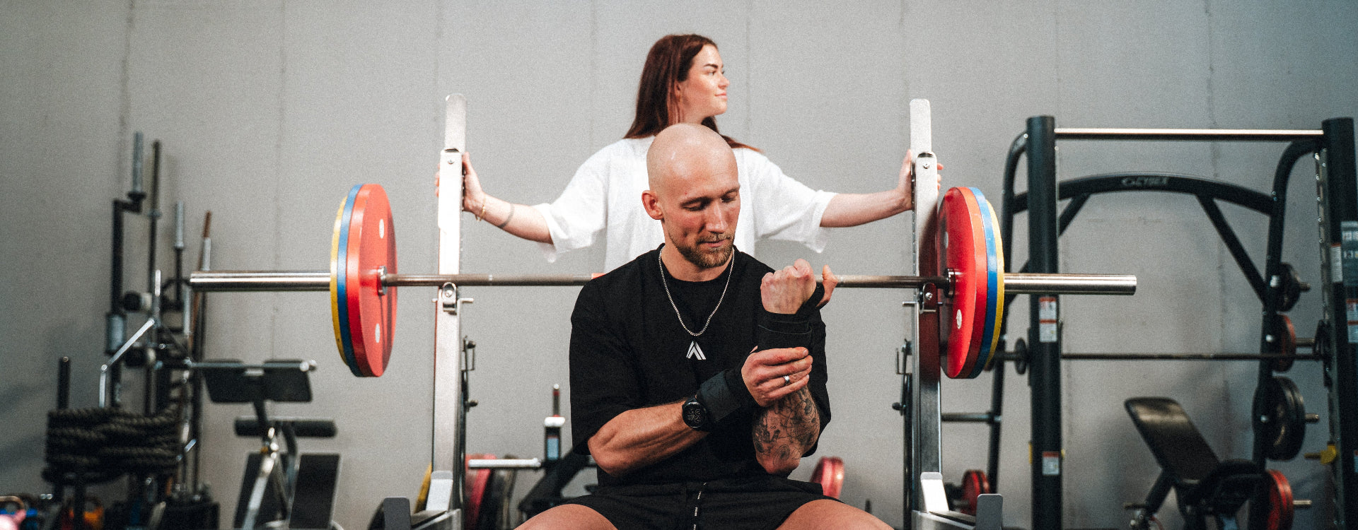 Styrketræning i fitnesscenter med løftestropper, wrist wraps og ankelstropper – forbedret greb, performance og dansk produceret træningsudstyr