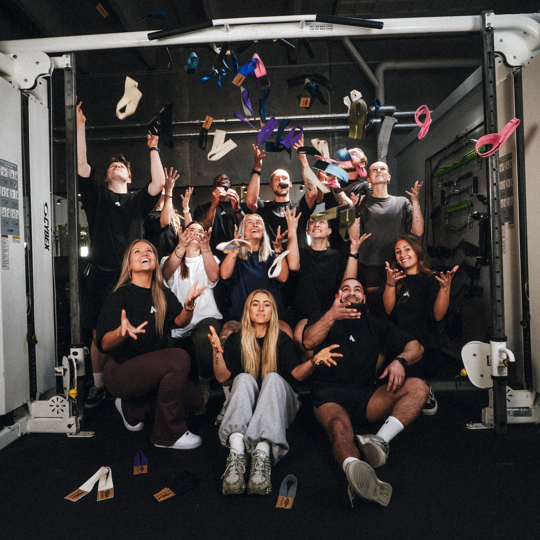 Styrketræning i fitnesscenter med løftestropper, wrist wraps og ankelstropper – forbedret greb, performance og dansk produceret træningsudstyr