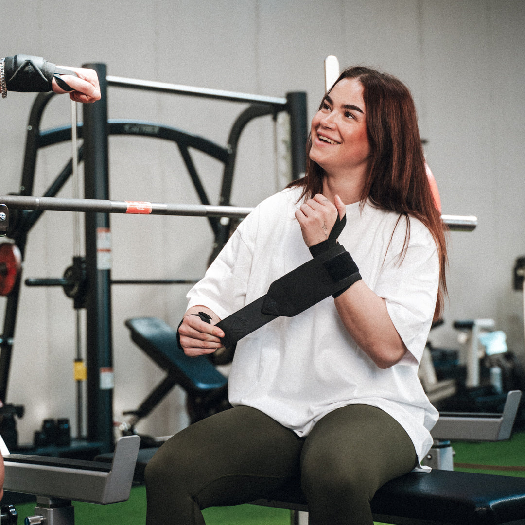 Styrketræning i fitnesscenter med løftestropper, wrist wraps og ankelstropper – forbedret greb, performance og dansk produceret træningsudstyr