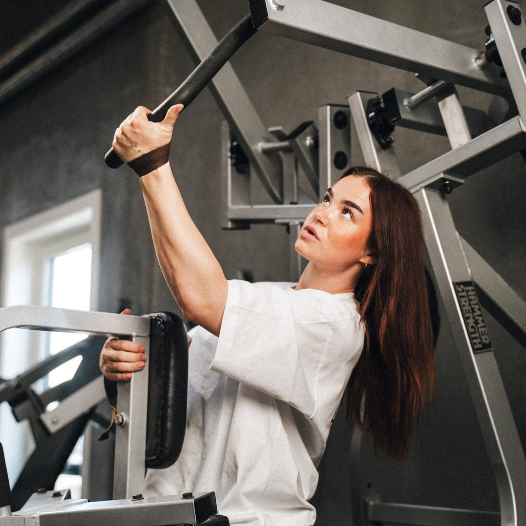 Styrketræning i fitnesscenter med løftestropper, wrist wraps og ankelstropper – forbedret greb, performance og dansk produceret træningsudstyr