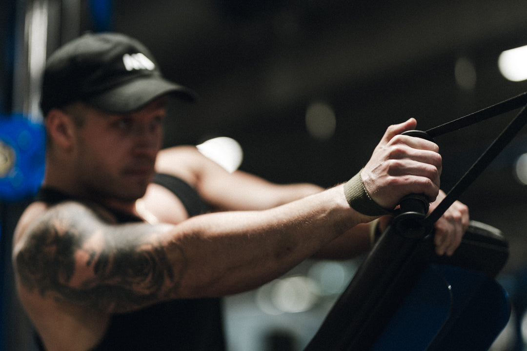 Styrketræning med MakeIt udstyr i hånd, løft af håndvægt.