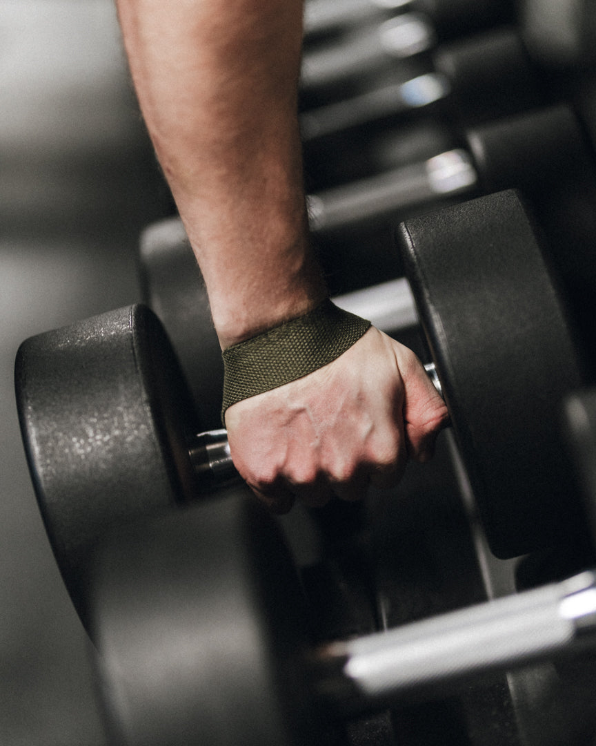 Person bruger MakeIt udstyr under træning på kabelmaskine.