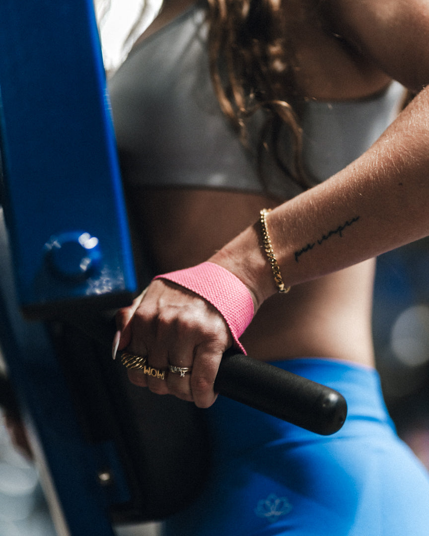 Hånd med MakeIt udstyr under styrketræning i fitnesscenter.