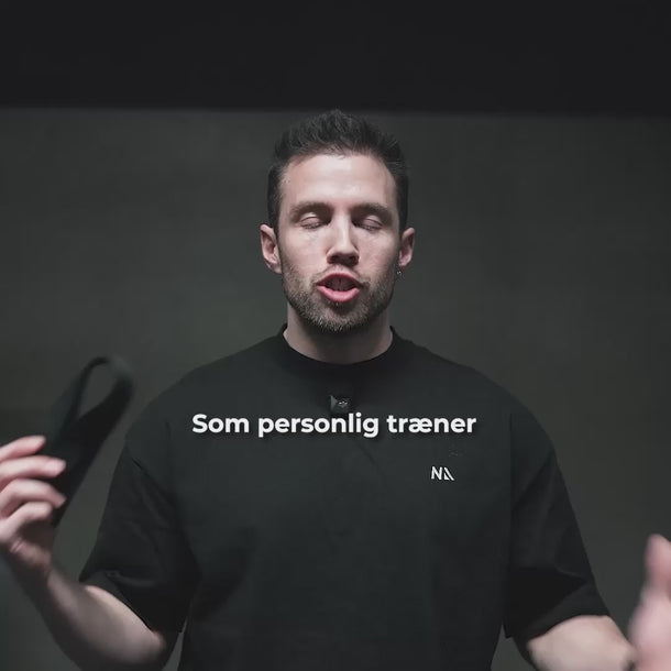 StrapIt Lifting Straps er danskproducerede trænings straps i høj kvalitet, designet til at hjælpe dig med at løfte tungere og længere. De aflaster hænder og underarme, så du kan fokusere på teknik og styrke ved dødløft, rows og shrugs. Vores lifting straps er fremstillet af slidstærkt læder og bomuldsbånd med dobbelte forstærkninger, hvilket sikrer holdbarhed selv under hård træning. 