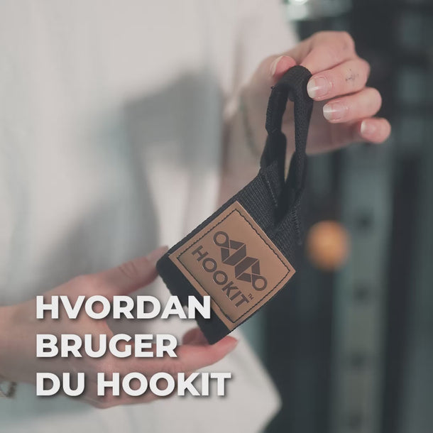 Mathilde viser hvordan man bruger MakeIt Danmark træningsudstyr – StrapIt lifting straps, HookIt cuffs og wrist wraps til styrketræning og fitness.