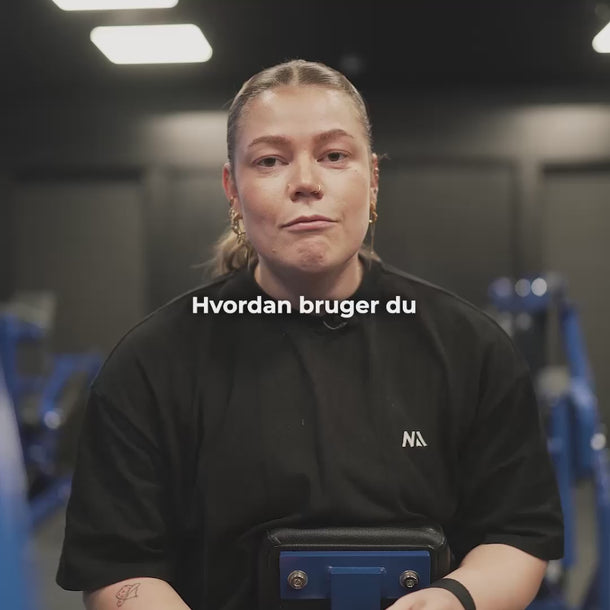 StrapIt Lifting Straps er danskproducerede trænings straps i høj kvalitet, designet til at hjælpe dig med at løfte tungere og længere. De aflaster hænder og underarme, så du kan fokusere på teknik og styrke ved dødløft, rows og shrugs. Vores lifting straps er fremstillet af slidstærkt læder og bomuldsbånd med dobbelte forstærkninger, hvilket sikrer holdbarhed selv under hård træning. 