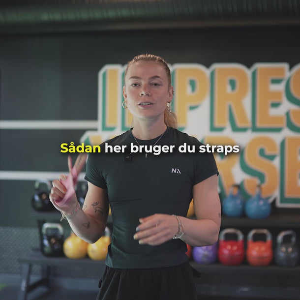 StrapIt Lifting Straps er danskproducerede trænings straps i høj kvalitet, designet til at hjælpe dig med at løfte tungere og længere. De aflaster hænder og underarme, så du kan fokusere på teknik og styrke ved dødløft, rows og shrugs. Vores lifting straps er fremstillet af slidstærkt læder og bomuldsbånd med dobbelte forstærkninger, hvilket sikrer holdbarhed selv under hård træning. 