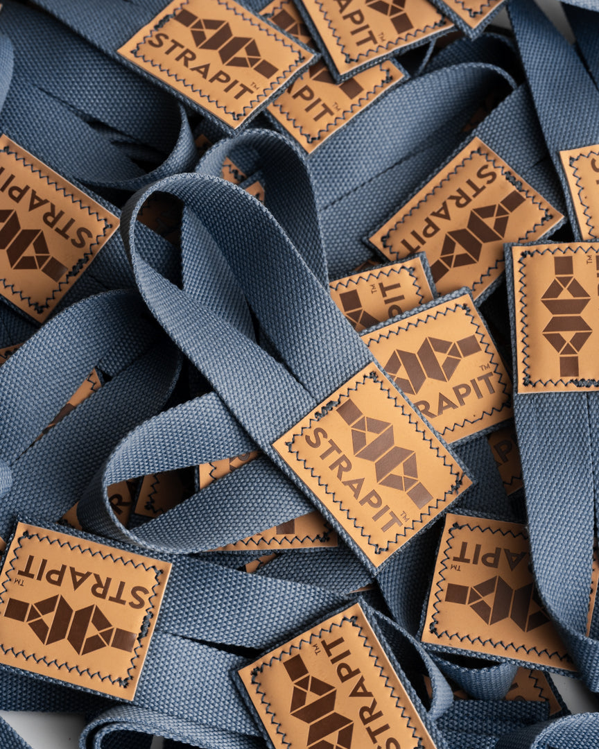 StrapIt træningsstraps fra MakeIt Danmark – danskproducerede straps i bomuld med læderlogo til motionister, trænere og fitnesscentre.