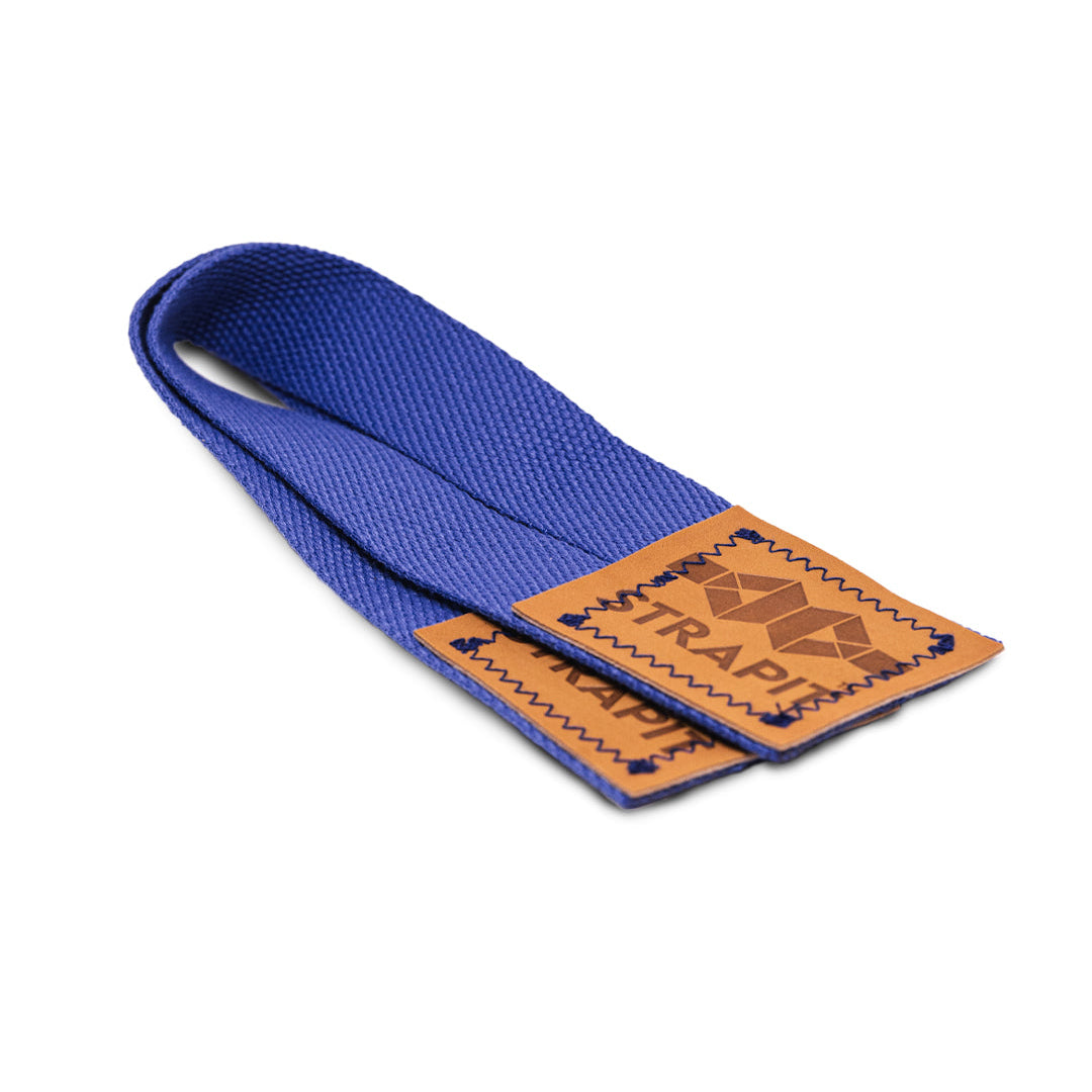 StrapIt Lifting Straps er det ultimative valg til dig, der vil maksimere din styrke og løfteevne. Disse stropper hjælper med at tage trykket af dine hænder og underarme under tunge løft, så du kan fokusere på teknikken og undgå træthed i grebet. Uanset om du træner dødløft, rows eller shrugs, giver StrapIt Lifting Straps dig den nødvendige støtte til at løfte tungere og længere.